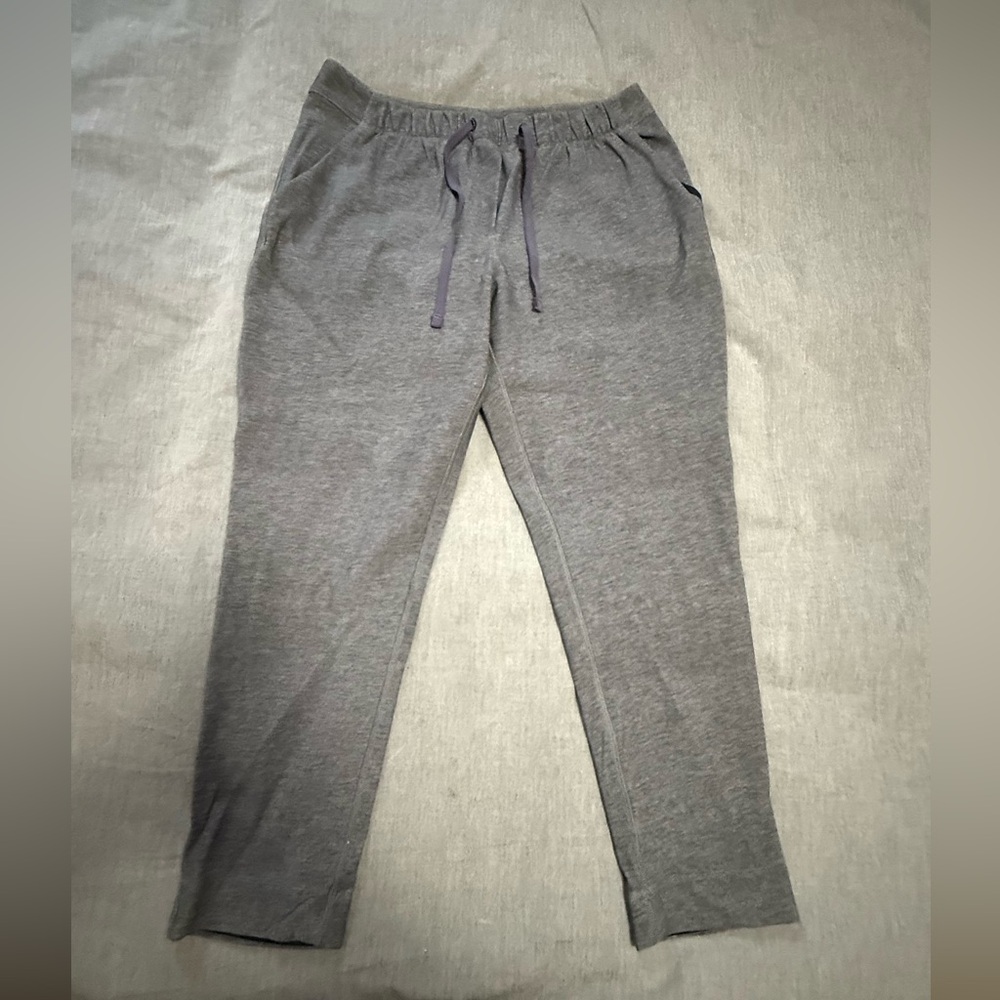 Lululemon gray stretchy crop pants size 6